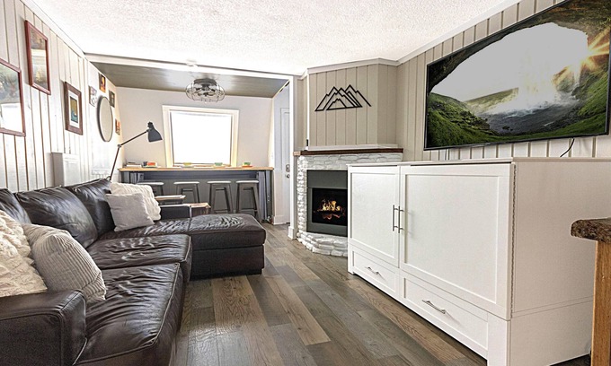 Snowshoe Casa | Shamrock 21A: Winter Escape for You & Your Dog with Fireplace & EV