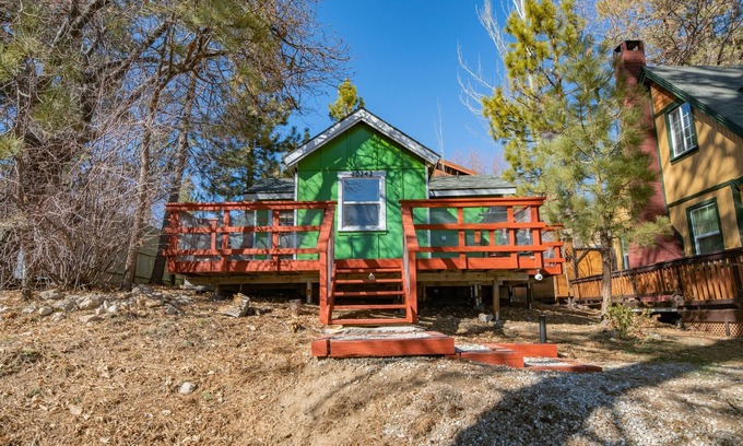 Big Bear Lake Cabaña | Shamrock Cottage - Adorable Cottage Is Close To The Lake, Marinas, And Village With Mountain Views! 1 Bedroom Cottage