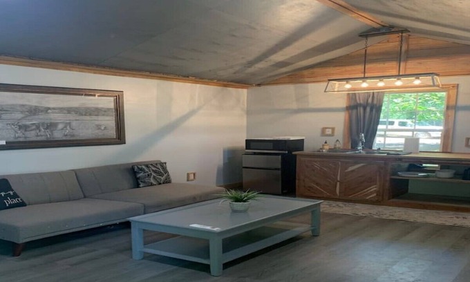 Boles Cabina | Shamrock Shack @WYLD CITY