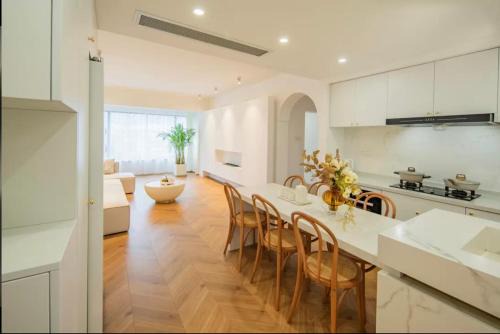 Huangpu Apartamento | Shanghai Hills & Serendipity Family Homestay with 3 Bedrooms Near Line4&8 South Xizang Rd