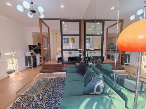 Huaihai Road Commercial Area Apartamento | Shanghai Hills & Zinn Sunshine BnB with Balcony Near Metro Line1 Changshu rd