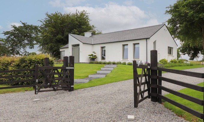 Woodford Cabaña | SHANNON VALE, pet friendly, with open fire in Woodford, County Galway