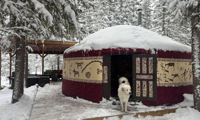 Bragg Creek Alquiler De RV | "Shanti Yurt" with private hot tub in Bragg Creek