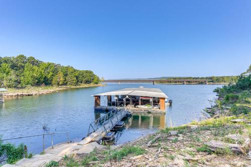 Greers Ferry Casa | Shared Dock and Yard Greers Ferry Lake Home!