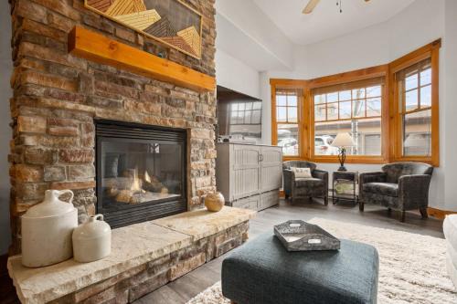 Steamboat Springs Casa | Shared Hot Tub,1 Car Garage, Dining & Grocery, Walk to Shops, On Bus Route