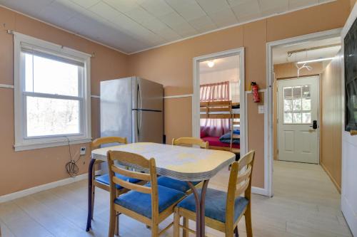 Ellenville Apartamento | Shared Lake Access and Fire Pit Catskills Getaway!