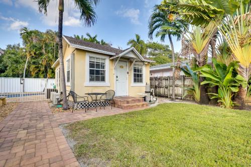 Harbordale Casa | Shared Pool and Backyard Small and Cozy Guest House