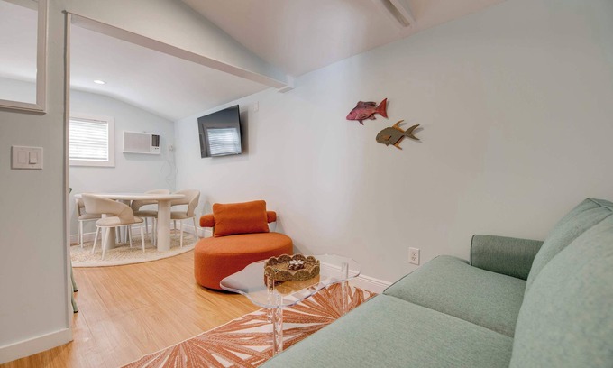 Bahama Village Casa | Shared Pool & Parking - The Cottage at James House