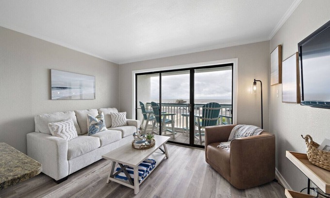 Galveston Condominio | Shared pools and picnic BBQ grill area