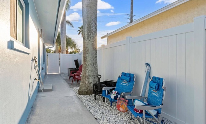 Cocoa Beach Apartamento | Downtown's Only 8BR – Sleeps 20, 4 Units, Walk to Beach, Shops, Bars & Dining