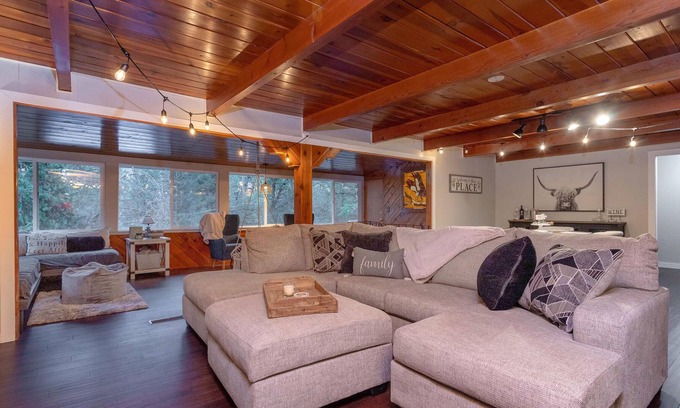 Lakehead Casa | Shasta Lake Sugarhouse with Guest House!
