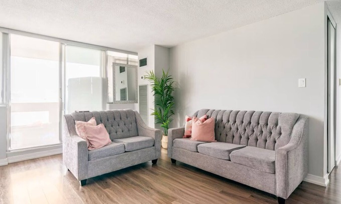 Downtown Mississauga Apartamento | Shavy’s cozy room in a two bedroom apartment