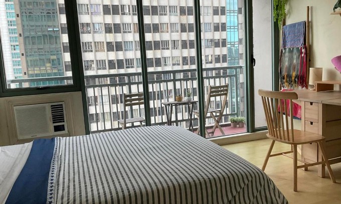 Highway Hills Apartamento | SHAW BLVD 69 sqm 2 bdrm w/WiFi, parking, across Shangrila Mall