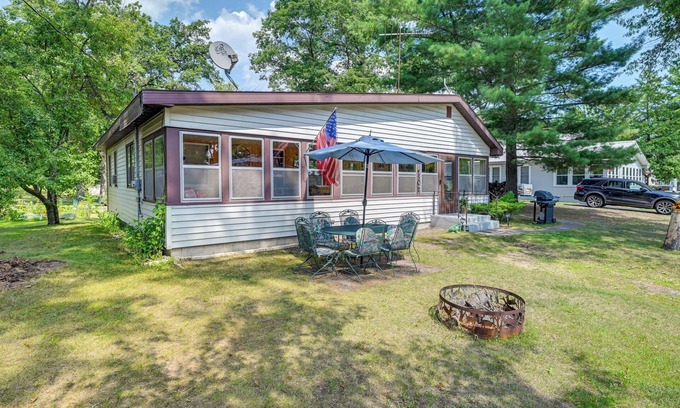 Shawano Cabina | Shawano Cabin Getaway - Walk to Lake & Park!