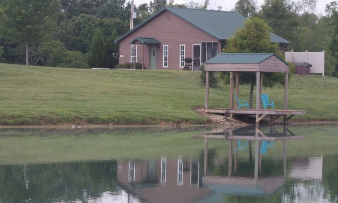 Buncombe Cabina | Shawnee National Forest Romantic Lake Cabin with Hot Tub, near Wine Trail