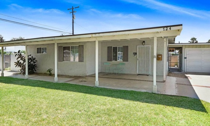 Azusa Apartamento | Quaint City Haven: 2-Bedroom Retreat with Free Laundry Access, Private Parking Bliss, and Blazing Internet.