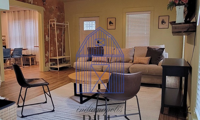 Meridian-Kessler Otro | She's back! Indy's BlueBarn near Midtown! Entire house/Pets Allowed!
