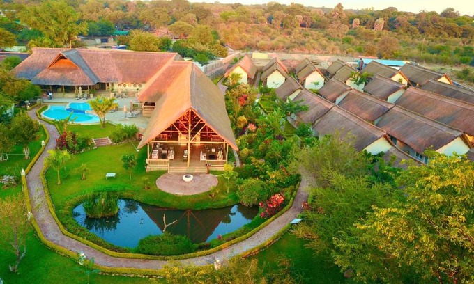 Victoria Falls Cabina | Shearwater's Explorers Village