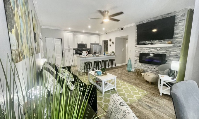 Seminole Condominio | SHEEK & GLAM VACATION BEACH CONDO!🌞 HEATED POOL,GYM, TENNIS, 1st FLOOR CONDO