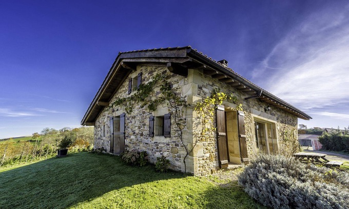 Sare Chalet De Esquí | Borda Nueva, Pais Vasco. Lugar tranquilo entre mar y montaña.Tres estrellas.