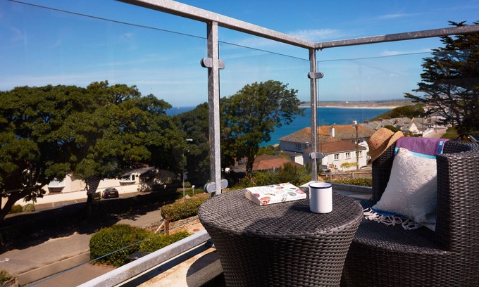 Carbis Bay Apartamento | La pura indulgencia te espera en este amplio y luminoso ático de tres habitaciones.