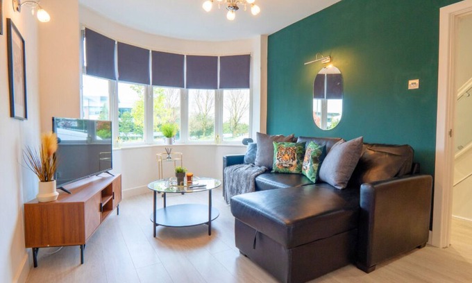 Bloxwich Casa | Sheldon House 3 bedrooms Next to the Airport, NEC & Resorts World