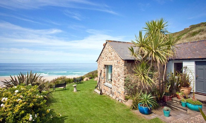 Sennen Cove Cabaña | Sheldrake, Beach Villa, Sea-views, Large Garden