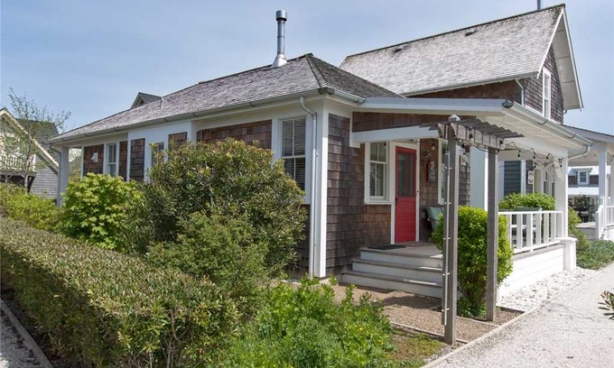 Seabrook Casa | Shell Cottage: 2 BR / 2 BA seabrook in Pacific Beach, Sleeps 6