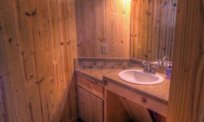 Leakey Otro | Shelly Pool House