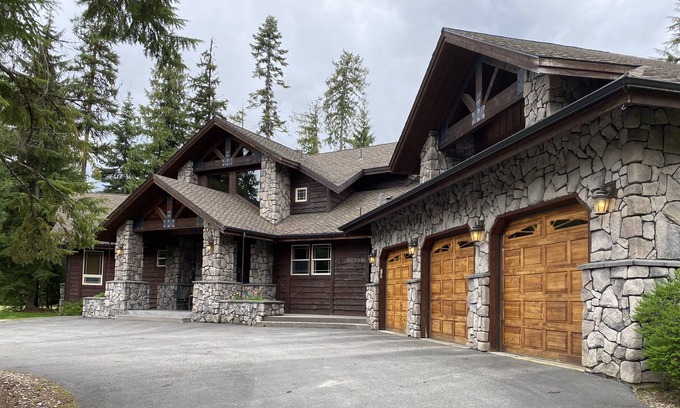 Priest River Casa | Sheltered by trees on the 18th Fairway this elegant home awaits you.
