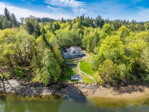 Shelton Casa | Shelton Waterfront, Fire pit, Hot tub, Game, Beach