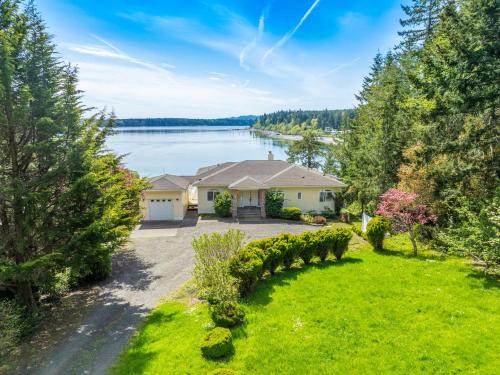 Shelton Casa | Shelton Waterfront hot tub fire pit beach garden