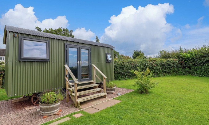 Overton-on-dee Cabaña | SHEPHERD'S HUT, pet friendly, with a garden in Bangor-On-Dee