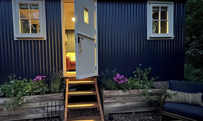 Lanivet Cabina | Cornwall Woodland Dog Friendly Shepherd's Hut