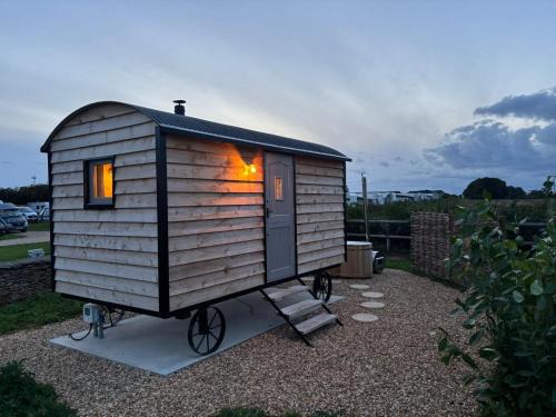 Chipping Norton Otro | Shepherd's Huts at Cotswold Hills Country Park