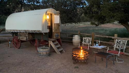 Grover Casa | Shepherds Camp Wagon Near Capitol Reef National Park