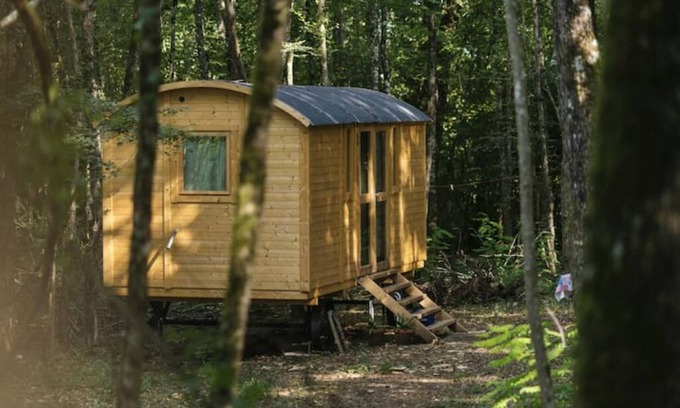Sougeres-en-Puisaye Cabina | Shepherds hut in a green setting near Guèdelon