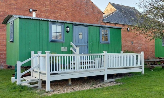 Wigton Cabaña | Shepherds hut with hot tub and onsite bistro and gym close to Hadrian's Wall and beach.