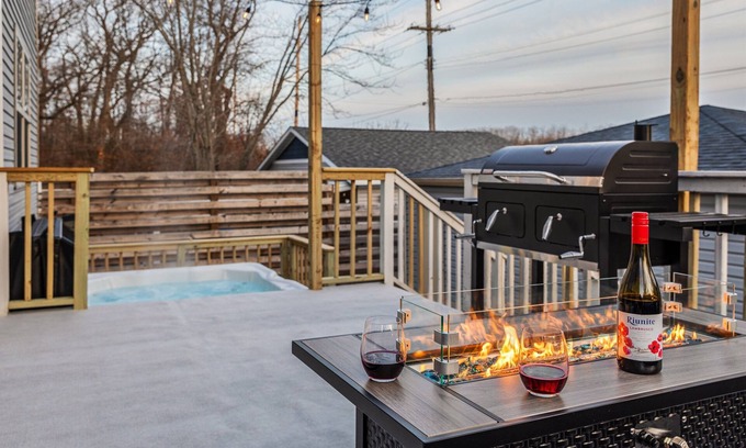 Michigan City Casa | Sheridan 4-Home Combo | 4 Hot Tubs + 18BR by Beach