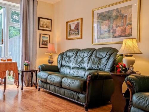 Church Gresley Casa | Sherlock's House -Moray Entire house Two bedroom 5 beds Private free parking & WiFi Flat TV Garden Shops