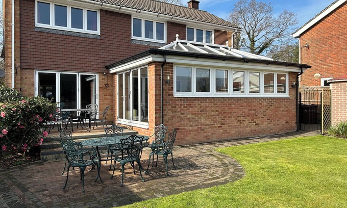 West Wellow Casa | SHERPA, pet friendly, with open fire in Wellow, Hampshire