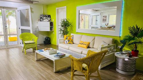 Matavera Casa | ShineAwayHomes - Family Beach Front central air con