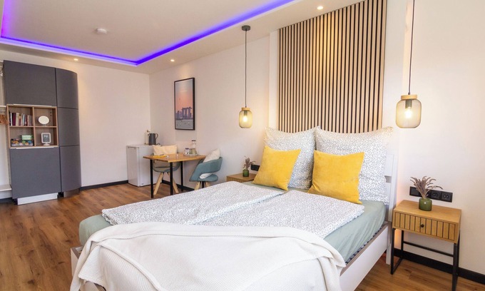 Lind Cama Y Desayuno | Shiny Singapore | Guest room in a homestay nearby Airport, DLR, ESA & trade fair