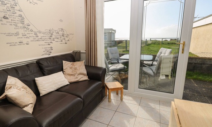 Kidwelly Cabaña | SHIPWRECK CHALET, pet friendly, country holiday cottage in Kidwelly