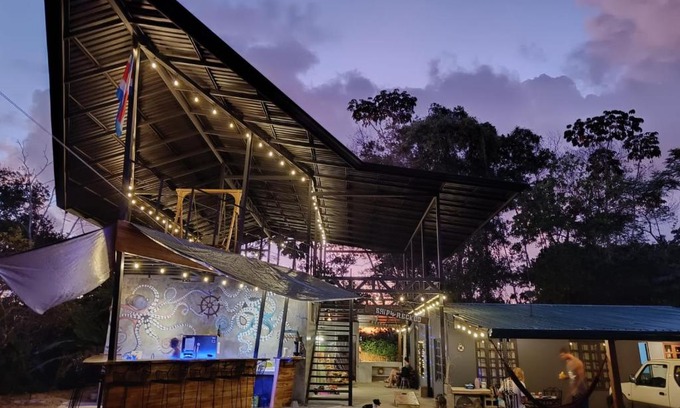 Uvita Hostal | Shipwrecked Hostel