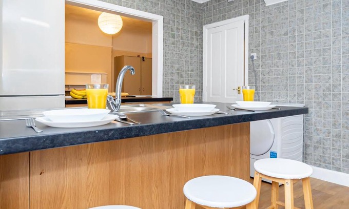 Southampton Casa | Shirley House 4, Guest House, Fully Equipped Kitchen with Fridge, Washer, Dryer, Self Catering, Self Check in, Great for Contractors, 5 min to BAT, 20 min to Fawley Refinery, close to Southampton Central, Ideal for Longer Stays