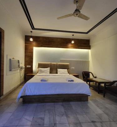 Mayapur Hotel | Shiv Murti Grand