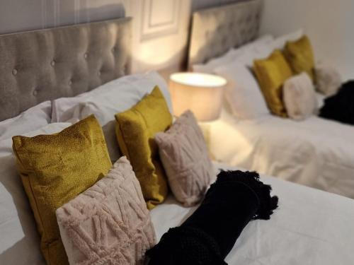 Oadby Apartamento | SHM Stays Leicester. Newly Renovated! 15 min drive from City Centre, University. 9 min Drive to Leicester City Stadium, 5 min drive to M1 & M69. 2 min walk to bus stop.