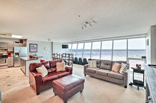 Fort Worth Apartamento | Shop and Dine Fort Worth Condo with Racetrack Views!