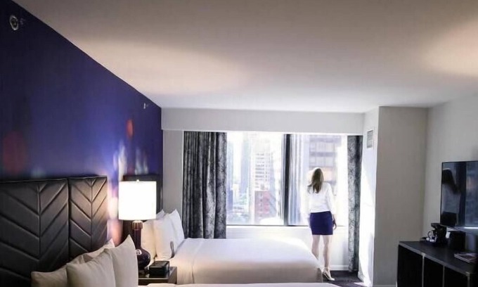 Streeterville Hotel | Shop Chicago’s Magnificent Mile – Steps Away from Navy Pier - Bar On-Site